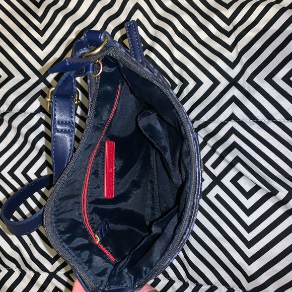 Tommy Hilfiger
Dacia Signature Logo Crossbody - Picture 3 of 4